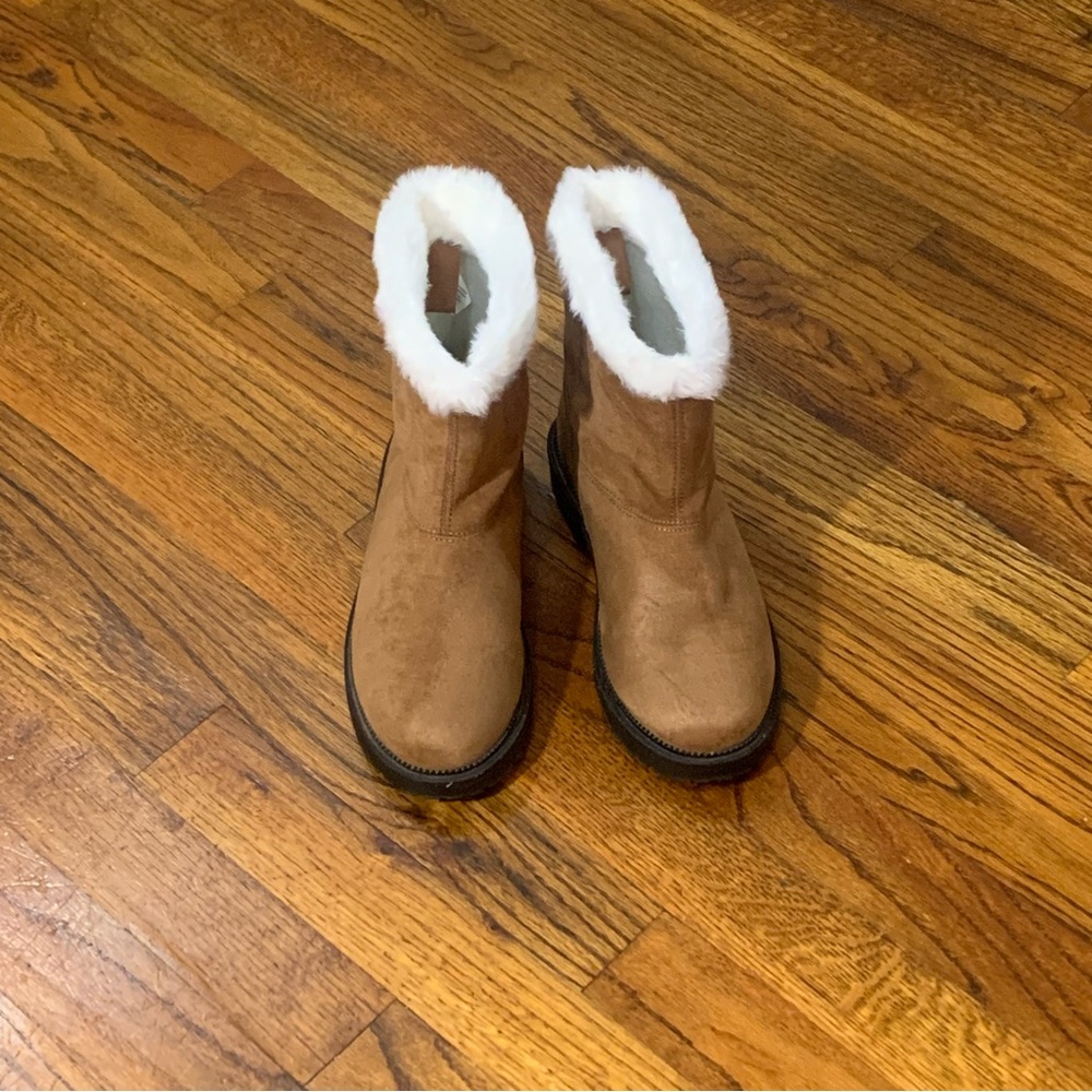 Old Navy Cozy Faux-Suede Faux-Fur Trim Boots Booties Tan Brown Color NWOT
Girls - Picture 10 of 13
